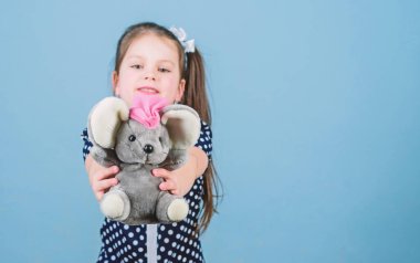Mutlu çocukluk. Çocuk Bakımı. Tatlı çocukluk. Çocukluk konsepti. Favori oyuncak ile güzel küçük kız. Anaokulu ve eğitici oyunlar. Dost canlısı çocuk bakıcısı. Yumuşak oyuncak fare ile çocuk sevimli kız oynamak