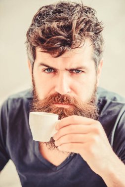 Sadece Espresso arabica. Kahve molası konsepti. Adam espressoyu rahatlatıyor. Sıcak içkinin tadını çıkarın. Hipster taze demlenmiş kahve içiyor. Sakallı, bıyıklı ve espresso fincanı olan adam. Sakallı adam kafein tüketir