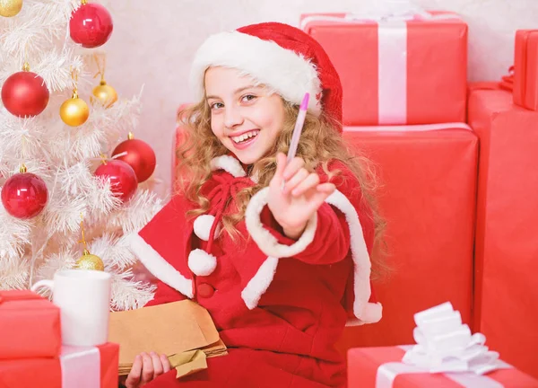 Niño escribe carta a Santa Claus. El disfraz de niño santa cree en el milagro. Carta para Santa. Lista de deseos. Fui una buena chica todo el año. Niña niña sostener pluma y papel cerca de árbol de Navidad carta de escritura —  Fotos de Stock