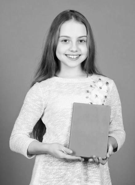 O passatempo dela é ler. Bonito livro de criança pequena segurando para leitura em casa. Adorável menina gosta de ler livros. Desenvolvimento de letramento de leitura, espaço de cópia — Fotografia de Stock