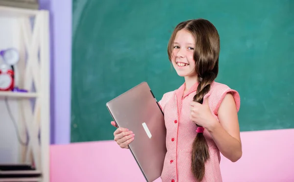 Activo 24. día del conocimiento 1 de septiembre. estudio de la infancia en línea. alumna pequeña con portátil. Internet 4G y 3G. chica inteligente de la escuela en el aula, proyecto. de vuelta a la escuela. Educación en línea — Foto de Stock