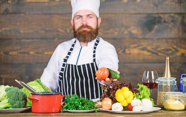 Gezond vegetarisch recept. Man bebaarde hipster hoed en schort koken gezond voedsel. Vegetarische levensstijl. Chef-kok bereiden heerlijke maaltijd houten achtergrond. Verliefd op gezond eten. Honger en eetlust — Stockfoto