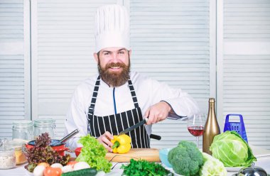 Tarife göre. Pişirme için malzemeler hazırlayın. Önemli miktarda pişirme yöntemi için yararlıdır. Temel pişirme süreçleri. Adam usta şef veya amatör pişirme sağlıklı gıda. Chop malzemeler