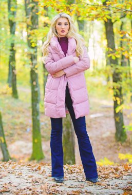 Nasıl rock yıldızı gibi kirpi ceket. Sonbahar moda kavramı. Kıyafet kanıtlamak kirpi ceket şık bakabilirsiniz. Ceketler herkesin olmalı. Kız moda sarışın parkta yürümek. Satın almak için en iyi kirpi kat