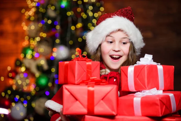 Flicka jultomte kostym hålla jul presentförpackning. Köp present nu. Öppen gåva. Lyckliga ögonblick. Vintersäsongsförsäljning. Shopping och rabatt. Julen är dags att ge. Festlig atmosfär juldagen — Stockfoto