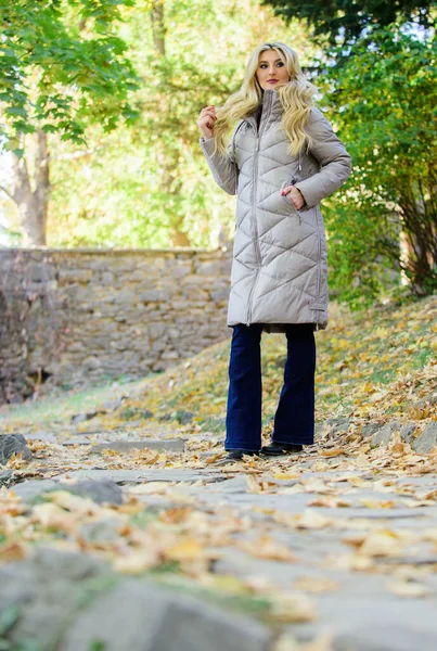 Känn dig mysig och varm i höst. Höstens mode. Flicka njuta av hösten promenad. Kvinna bära rock eller varm jacka när du går i parken natur bakgrund. Kläder för höstpromenad. Måste ha fallit garderob — Stockfoto