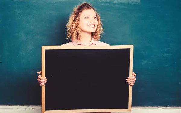 Últimas noticias. Información del horario de la escuela. Recuerda esta información. Información de Hometask. Informando a los alumnos. Profesor alegre mujer mantenga pizarra espacio en blanco copia. Concepto de información escolar —  Fotos de Stock