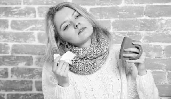 Symptômes de rhume et grippe. Femme malade avec mal de gorge boire une tasse de thé chaud. Jolie fille avec un rhume nasal souffrant de maux de tête. Femme mignonne attrapé terrible virus du rhume. Un remède au thé — Photo