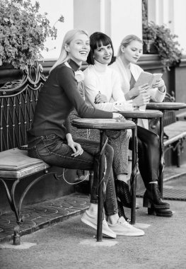 Hafta sonu rahatlayın ve dinlenin. Grup güzel kadınlar teras okuma ve dinleme ile kendilerini eğlendirmek. Kahve kafe. Rahatlamanın ve şarj etmenin bir yolu. Kadın eğlencesi. Hobi ve eğlence. Farklı ilgi alanları