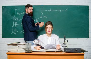Lisede. Görevi çözüyorum. Karatahta matematik formülleri yazan adam. Üniversitede öğretmenlik. Üniversite eğitimi. Bilgi transferi. Öğretmen ve öğrenci tahtaya yakın. Üniversite eğitimi