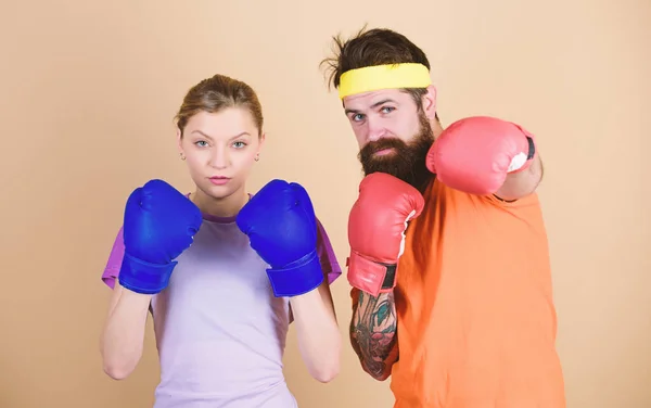 Entrenando con el entrenador. Ropa deportiva. Pelea. Knockout y energía. entrenamiento de pareja en guantes de boxeo. puñetazos, deporte Éxito. Mujer feliz y hombre barbudo entrenar en el gimnasio. Apresurate, golpea y nunca renuncies —  Fotos de Stock