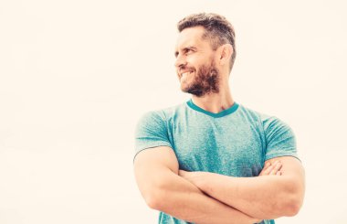 Erkek güzelliği ve sağlıklı vücut. Sağlıklı ve mutlu. Olgun yaşlarda bile gençliği ve tazeliği koruyun. Kaslı kol pazılı adam. Sağlıklı yaşam tarzı anahtar sonsuzyaşam. Yakışıklı güçlü adam beyaz izole