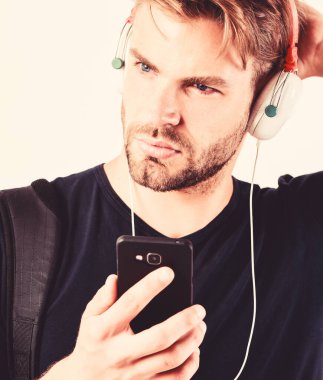 Mp3 çalar kavramı. Müzik uygulama konsepti. Mükemmel müzik ses kulaklıklarının keyfini çıkarın. Müzik aleti. Müzik aksesuar aletleri. Adam müzik online kulaklık ve akıllı telefon dinleyin. Modern teknoloji