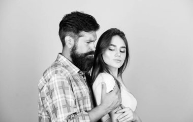 Tutkulu aşk. seksi kadın ve sakallı vahşi adam. tutku çift. aşık çift. kız ile sakallı adam hipster. kuaför ve berber konsepti. erkek ve kadın moda. sevgililer günü