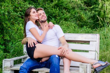 Birlikte tasasız vakit geçiriyoruz. Sevgililer günün kutlu olsun. Ormanda yaz kampı. Parkta kadın ve erkek. Çift dışarıda bankta rahatlar. Gizli bir yer. Aile hafta sonu. Romantik randevu. Birbirine aşık çiftler. Mutluluk