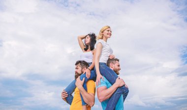 Her şeyden uzaklaşmak. Sevgi dolu çiftler birlikte eğlenirler. Aşık oyuncu çiftler bulutlu gökyüzünde gülümsüyor. Mutlu erkekler kız arkadaşlarını sırtlarlar. Açık havada eğlenceli aktiviteler ilerler.