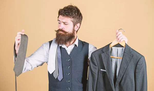 Ідеальний вибір. Бізнесмен вибирає краватку, концепцію вибору. Бородатий чоловік, що відповідає кольору краватки, щоб одягнути куртку в магазині. Хіпстер робить покупки в магазині. Вибір одягу та аксесуарів — стокове фото