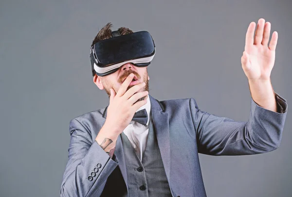 Virtuális valóság bámészkodik. Modern üzlet. jövőbeli technológiához. a férfi vezeték nélküli VR szemüveget hord. Digitális jövő és innováció. a VR headset üzletember. Vizuális valóság. Innovatív technológiák ihlette — Stock Fotó