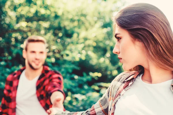 Emozioni sincere. Ragazza in concentrazione selettiva con ragazzo al parco. coppia innamorata. primo incontro di coppia all'aperto. La relazione. week end in famiglia. appuntamento romantico. Buon San Valentino. campeggio estivo nella foresta — Foto Stock