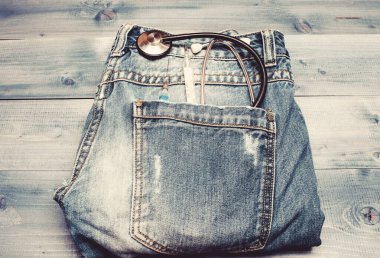 Doktorların özellikleri. Sağlık sigortası. Fonndoskop ve şırınga kot cep arka plan. Önleme aşısı ve tedavisi. Tıbbi tedavi. Tıp kavramı. Tıbbi yardım ve konsültasyon