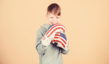 Erkek sporcu abd bayrağı ile boks eldiven giymek. Amerikan boksör konsepti. Çocuk sportif atlet boks becerileri pratik. Boks sporu. Antreman için hazır. Gücüne güveniyor. Boks kariyerine başlayın