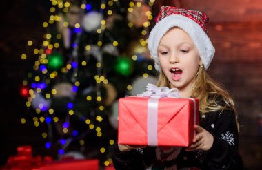 En güzel sürpriz hediye. Sevimli çocuk sürpriz bir şekilde hediye kutusuna bakıyor. Boks gününde ağzı açık duran küçük kız büyük bir sürprizle karşılaşıyor. Şaşkın küçük çocuk Xmas hediyesini tutuyor. Onun için sürpriz.