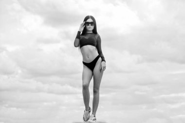 Spor salonu. hiçbir selülit ve yağ ile mükemmel vücut. spor ve fitness. Gök -yüzü. uygun vücut ile seksi kadın. Özgürlük. iç çamaşırı ve güneş gözlüğü açık şehvetli kız. yaz moda güzellik. açık spor salonu