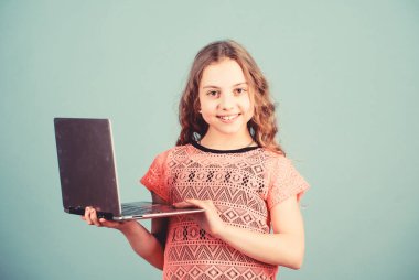 Evde eğitim gördüm. Dijital çağda çocuk gelişimi. Bilgisayar oyunları oynayın. İnternetten alışveriş. Okul projesi. Girişim işi. Bilgisayarı olan mutlu küçük bir kız. Evde öğrenim görüyorum. Küçük patron