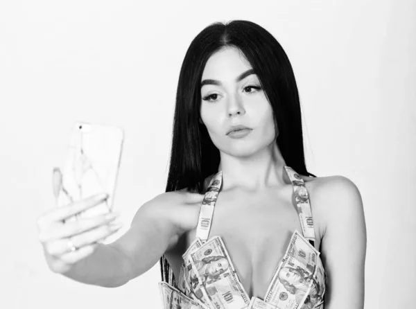 Dinheiro menina em lingerie erótica fazendo selfie. investimento em si mesmo. sucesso empresarial. moda biquíni dólar. Corpo perfeito. comércio de corpo. Negócios ilegais. mulher sexy em maiô de verão. Hora da selfie — Fotografia de Stock