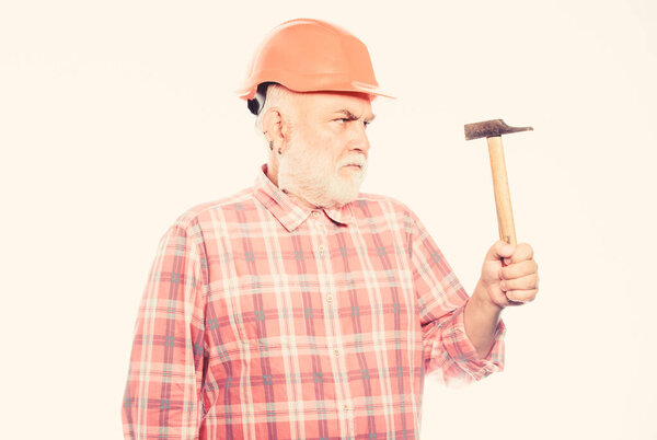 лучшее качество. человек строитель использовать молоток инструмент. профессиональный механик в шлеме. архитектор ремонт и исправление. инженер. строительство. Зрелый бородатый мужчина в каске