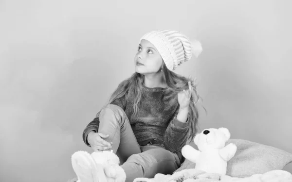 Criança menina pequena brincalhão segurar ursinho brinquedo de pelúcia. Kid bonito menina jogar com brinquedo macio ursinho de pelúcia fundo rosa. Anexos únicos a animais de pelúcia. Ursos de pelúcia melhorar o bem-estar psicológico — Fotografia de Stock