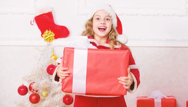 Aproveite as férias de Natal. Fantasia de Papai Noel vermelho infantil pronto para comemorar. Feliz Natal e feliz ano novo. Férias de Natal tradição. Ideias de celebração de Natal de topo. Férias de inverno conceito — Fotografia de Stock