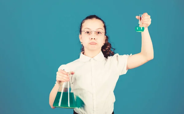 Infância e educação. Conhecimento e informação. A experimentar um pouco. Estudo de crianças pequenas. Conceito de educação. Diversão química. Conhecimento básico. Dia do conhecimento. Estudante com líquidos químicos — Fotografia de Stock