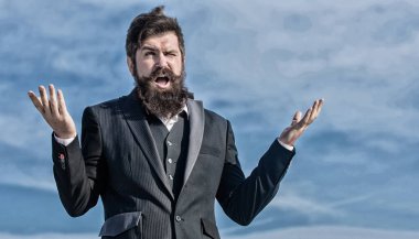 Sakallı adam dokunma sakal. Sakal açık adam. bıyık ile acımasız beyaz hipster. Sakalı olgun hipster. Geleceğin başarısı. Erkek resmi moda. Sakallı adam. Gökyüzüne karşı işadamı