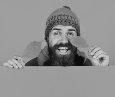 Sonbahar ve düşen yapraklar kavramı. Sakallı adam