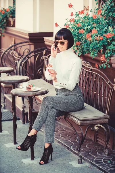 Женщина привлекательная элегантная брюнетка провести досуг кафе терраса фоне. Концепция отдыха. Модная девушка со смартфоном. Приятное время и досуг. Расслабься и кофе. Рад тебя слышать. — стоковое фото