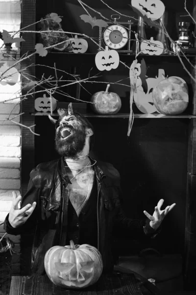Diabeł lub potwór imprezowanie. Człowiek sobie straszny makijaż na Halloween — Zdjęcie stockowe