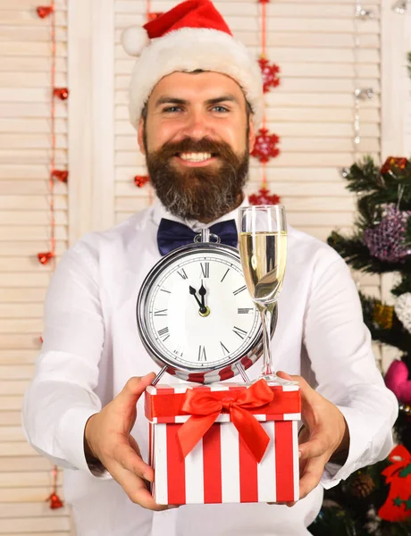 Papai Noel em chapéu vermelho com rosto sorridente ações presente — Fotografia de Stock