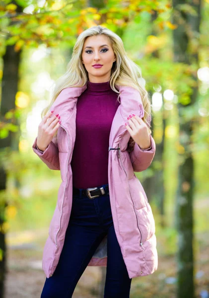 Flicka fashionabla blonda promenad i parken. Bästa blåsorkestern att köpa. Hur man rockar pufferjacka som en stjärna. Fall mode koncept. Utstyrsel bevisa blåsigare rock kan se elegant. Jackor som alla borde ha — Stockfoto