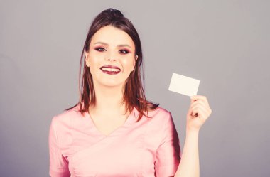 Tıbbi tedavi önerileri. Doktor tarafından reçete edilmiş. Sağlık. Tıp eğitimi. Tıp kavramı. Özel klinik. Kadın güzel doktor üniforma giyer. Kız doktor kartvizit kopyalama alanı tutun