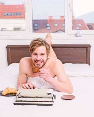 Yatak kahve kahvaltı yazar. Sabah ilham. Onu yazmak için ilham verici kahve. Yazar romantik yazar eski moda daktilo kullanılan. Adam yazar kitap çalışma yatak yatak örtüsü yatıyordu