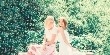 Dostane ilişkiler. Vahiy ve samimiyet. Güvenilir arkadaşlar iletişimi. Tasasız gençlik arkadaşlar açık havada takılmak. Arkadaşlık kavramı. Kızlar arkadaşlar doğa arka plan. Keyifli toplumun tadını çıkarın