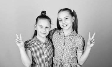 Barış seninle başlar. Sevimli küçük çocuklar barış için V işaretleri gesturing. Barış el hareketleri gösteren sevimli küçük kızlar. Sevgi dolu kardeşlik ve barış içinde yaşamak