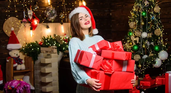 Mysig julstämning. Flicka snygg makeup röda läppar hålla jul gåva. Tro på mirakel. Kvinna jultomte hatt på julafton. Öppna hennes gåva. Lady bedårande ansikte fira jul hemma — Stockfoto