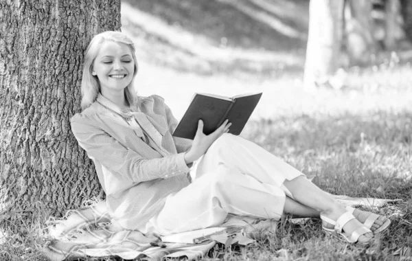 La dama de negocios encuentra un minuto para leer el libro y mejorar su conocimiento. Autosuperación y concepto de educación. Autosuperación femenina. Chica inclinarse en el árbol mientras se relaja en el parque sientan hierba. Libro de mejora personal —  Fotos de Stock