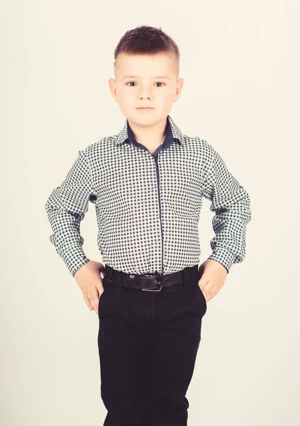 Estilo impecable. Feliz infancia. Moda infantil. Pequeño hombre de negocios. Escuela de negocios. Un chico seguro. La educación y el desarrollo. El niño pequeño usa ropa formal. Lindo chico serio evento traje —  Fotos de Stock