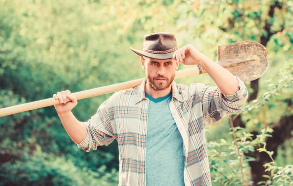 Feliz Dia da Terra. Eco vida. agricultura e cultivo agrícola. Equipamento de jardim. agricultor sexy segurar pá. Homem do rancho musculado de chapéu de cowboy. Eco fazenda. Colheita. Pensa verde. — Fotografia de Stock