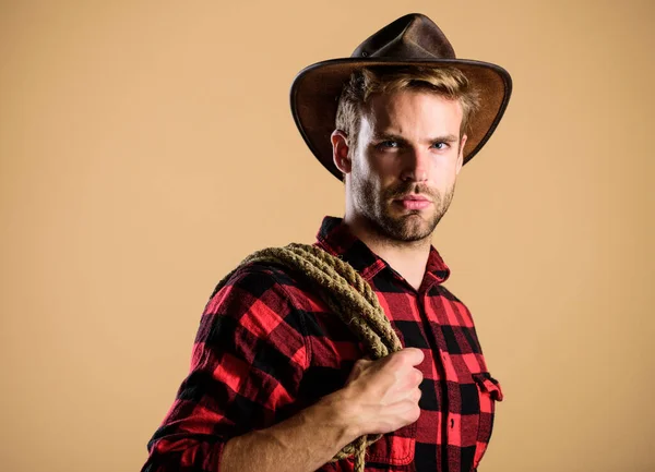 Monta qualquer cavalo. Homem de estilo vintage. cowboy retro do Oeste Selvagem. Camisa xadrez no rancho. rodeio oeste selvagem. Homem de chapéu. cowboy com corda de laço. Ocidental. cowboy ocidental retrato — Fotografia de Stock