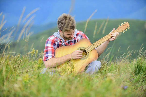 Όλα για τη μουσική. μόδα hipster. Δυτική κατασκήνωση και πεζοπορία. Χαρούμενος και ελεύθερος. καουμπόι με ακουστική κιθάρα. τραγούδι κάντρι. σέξι άντρας με κιθάρα σε καρό πουκάμισο — Φωτογραφία Αρχείου