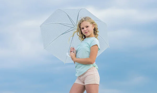 Disfrutando de la facilidad. Niño despreocupado al aire libre. Chica con paraguas nublado fondo del cielo. Libertad y frescura. Pronóstico del tiempo. Listo para cualquier clima. Cambio de clima. Aire fresco. Feliz día de los niños — Foto de Stock